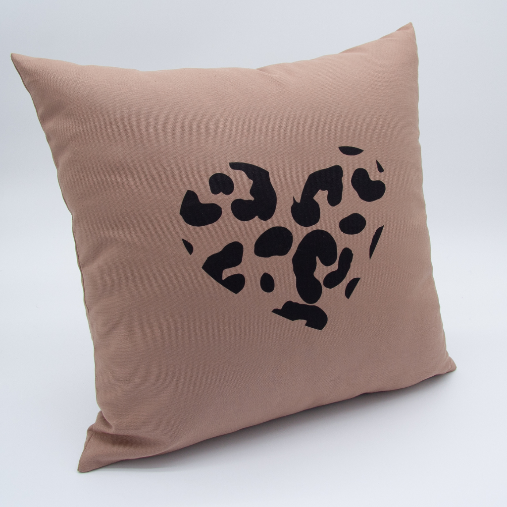 Kissenbezug mit Leoparden Herz Aufdruck