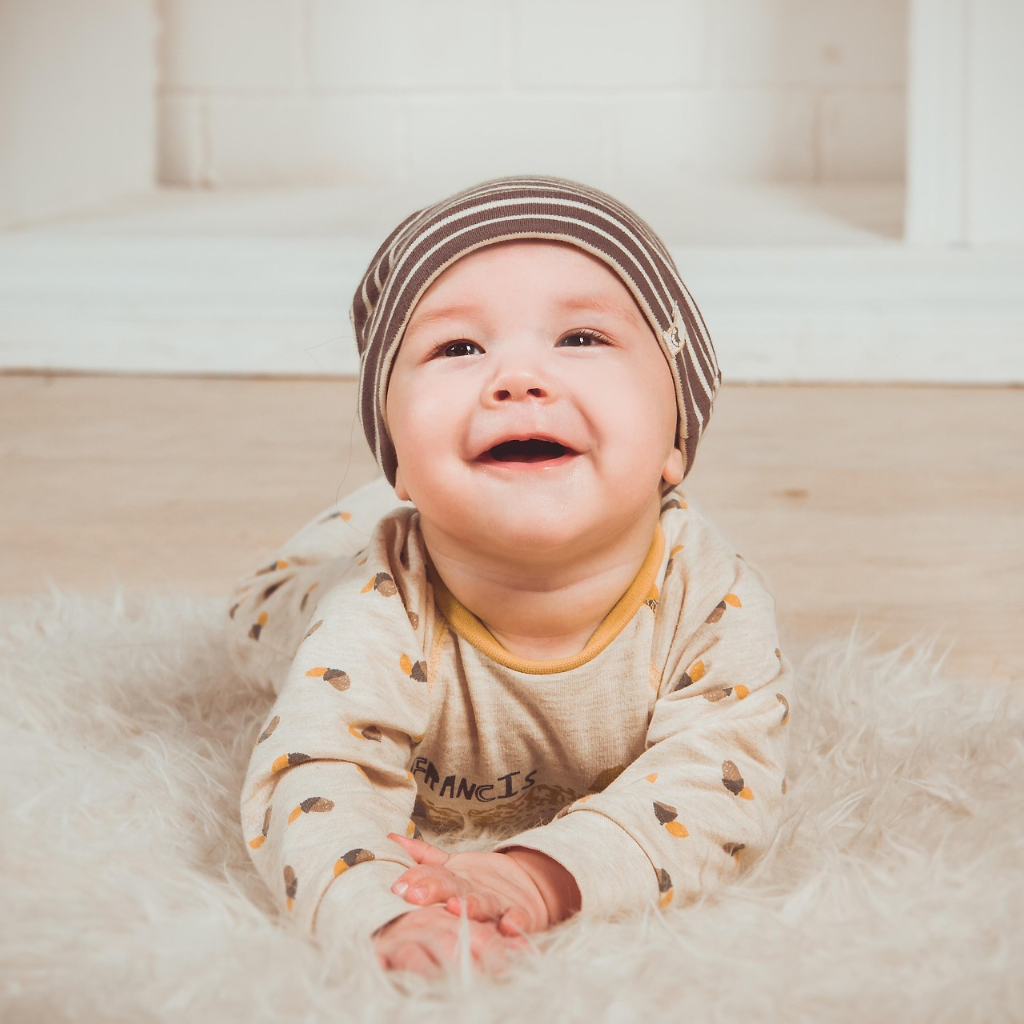 Baby auf dem Boden